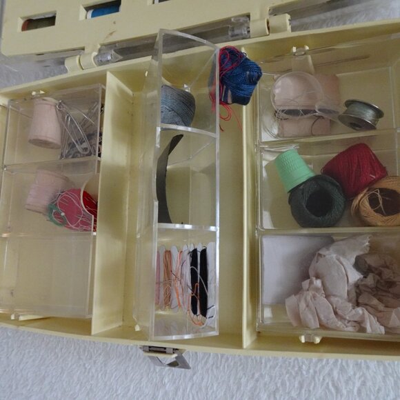MCM Sewing Box Filled With VTG Thread & Notions William Thomas Plastic Latched - Picture 8 of 11